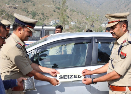 बारामूला पुलिस ने ड्रग तस्करी में शामिल गाड़ी जब्त की, आम लोगों से पुलिस को सूचना देने की अपील बारामूला पुलिस ने ड्रग तस्करी में शामिल गाड़ी जब्त की, आम लोगों से पुलिस को सूचना देने की अपील