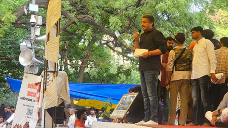 महाराष्ट्र दिल्ली में छात्र विरोध प्रदर्शन स्थल पहुंचे रोहित पवार, सरकार पर साधा निशाना महाराष्ट्र दिल्ली में छात्र विरोध प्रदर्शन स्थल पहुंचे रोहित पवार, सरकार पर साधा निशाना
