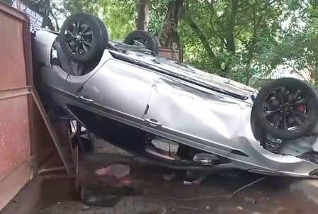 दिल्ली के वसंत कुंज में कार फिसलकर खुले नाले में गिरी, युवक की मौत दिल्ली के वसंत कुंज में कार फिसलकर खुले नाले में गिरी, युवक की मौत