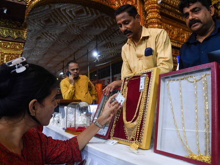 सोना इस हफ्ते 2 हजार रुपए से अधिक महंगा हुआ , चांदी 2.2 लाख के पार सोना इस हफ्ते 2 हजार रुपए से अधिक महंगा हुआ , चांदी 2.2 लाख के पार