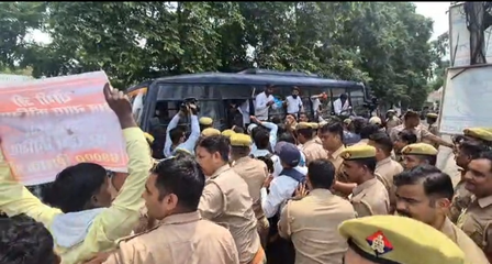 नीट पेपर लीक के विरोध में बिहार बंद उग्र, कई जिलों में पथराव, छपरा में पुलिस वाहन फूंके नीट पेपर लीक के विरोध में बिहार बंद उग्र, कई जिलों में पथराव, छपरा में पुलिस वाहन फूंके