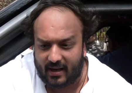 प्रदर्शनकारी छात्रों पर दर्ज एफआईआर वापस लेने की मांग, जीशान सिद्दीकी ने सीएम फडणवीस को लिखा पत्र प्रदर्शनकारी छात्रों पर दर्ज एफआईआर वापस लेने की मांग, जीशान सिद्दीकी ने सीएम फडणवीस को लिखा पत्र