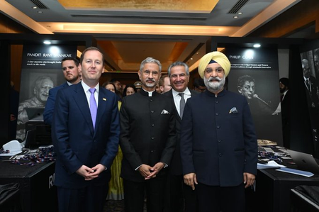 यूएसआईएसपीएफ ने लॉन्च की वी द पीपल–250 वॉयसेज कॉफी टेबल बुक, एस जयशंकर और अमेरिकी राजदूत गोर हुए शामिल यूएसआईएसपीएफ ने लॉन्च की वी द पीपल–250 वॉयसेज कॉफी टेबल बुक, एस जयशंकर और अमेरिकी राजदूत गोर हुए शामिल
