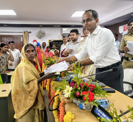 बिहार नई सरकार के सेवा, संकल्प एवं समर्पण के 100 दिन, बंदोबस्ती पर्चा वितरण एवं उत्कृष्ट कार्य करने वाले कर्मियों का सम्मान बिहार नई सरकार के सेवा, संकल्प एवं समर्पण के 100 दिन, बंदोबस्ती पर्चा वितरण एवं उत्कृष्ट कार्य करने वाले कर्मियों का सम्मान