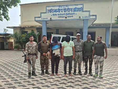 माओवादी बनकर दहशत फैलाने वाले दो आरोपी गिरफ्तार, गढ़चिरौली पुलिस ने बैनर-पर्चे मामले का किया खुलासा माओवादी बनकर दहशत फैलाने वाले दो आरोपी गिरफ्तार, गढ़चिरौली पुलिस ने बैनर-पर्चे मामले का किया खुलासा