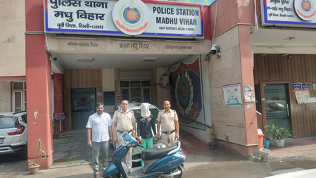 दिल्ली मोबाइल स्नैचिंग के कुछ घंटों के भीतर आरोपी गिरफ्तार, चोरी की स्कूटी और तीन मोबाइल बरामद दिल्ली मोबाइल स्नैचिंग के कुछ घंटों के भीतर आरोपी गिरफ्तार, चोरी की स्कूटी और तीन मोबाइल बरामद