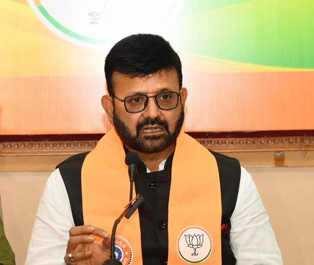 झारखंड ट्रेजरी घोटाले की सीआईडी जांच पर भाजपा ने उठाए सवाल, कहा-चहेते अफसरों को बचा रही सरकार झारखंड ट्रेजरी घोटाले की सीआईडी जांच पर भाजपा ने उठाए सवाल, कहा-चहेते अफसरों को बचा रही सरकार
