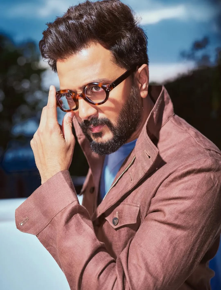 Riteish Deshmukh borrows Ravi Kishan's hilarious viral line 'desh ki duty'