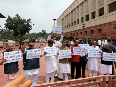 झारखंड की भर्ती परीक्षाओं की सीबीआई जांच की मांग, भाजपा सांसदों ने संसद भवन के बाहर किया प्रदर्शन