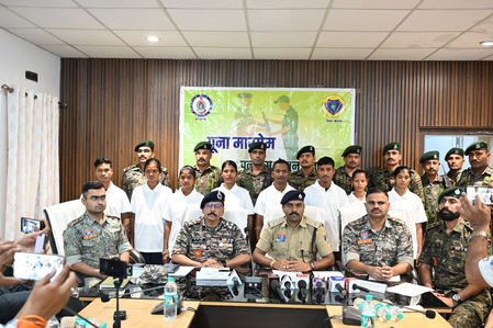 झारखंड पांच महिला सहित आठ माओवादियों ने बीजापुर पुलिस के सामने किया आत्मसमर्पण, छोड़ा हिंसा का रास्ता झारखंड पांच महिला सहित आठ माओवादियों ने बीजापुर पुलिस के सामने किया आत्मसमर्पण, छोड़ा हिंसा का रास्ता