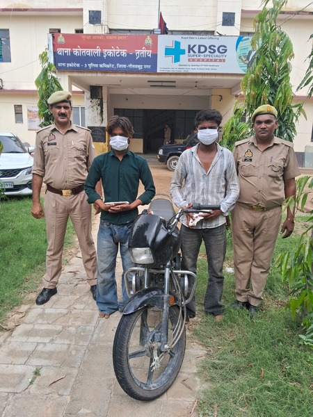 पुलिस ने दो बदमाशों को दबोचा, चोरी की बाइक और हथियार बरामद पुलिस ने दो बदमाशों को दबोचा, चोरी की बाइक और हथियार बरामद