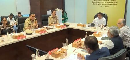 गुजरात पुलिस की ऑपरेशन सेफ साइबर स्पेस, महिलाओं और बच्चों को ऑनलाइन फ्रॉड के प्रति कर रही जागरूक गुजरात पुलिस की ऑपरेशन सेफ साइबर स्पेस, महिलाओं और बच्चों को ऑनलाइन फ्रॉड के प्रति कर रही जागरूक