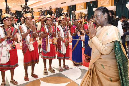 राष्ट्रपति मुर्मु ने बस्तर मंडल के प्रतिनिधि से की मुलाकात, समृद्ध सांस्कृतिक विरासत को सराहा राष्ट्रपति मुर्मु ने बस्तर मंडल के प्रतिनिधि से की मुलाकात, समृद्ध सांस्कृतिक विरासत को सराहा