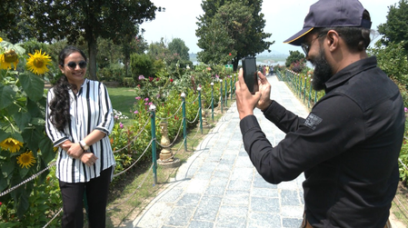 जम्मू-कश्मीर की हसीन वादियों में बढ़ी पर्यटकों की संख्या, टूरिज्म इंफ्रास्ट्रक्चर का तेजी से विस्तार बना मददगार जम्मू-कश्मीर की हसीन वादियों में बढ़ी पर्यटकों की संख्या, टूरिज्म इंफ्रास्ट्रक्चर का तेजी से विस्तार बना मददगार