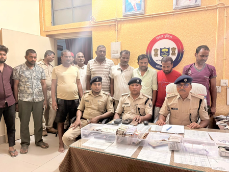 बिहार मोतिहारी में जाली नोट और रुपए दोगुना ठगी गिरोह का भंडाफोड़, बर्खास्त बीएमपी जवान समेत नौ गिरफ्तार बिहार मोतिहारी में जाली नोट और रुपए दोगुना ठगी गिरोह का भंडाफोड़, बर्खास्त बीएमपी जवान समेत नौ गिरफ्तार
