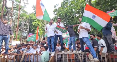 झारखंड लोक भवन के बाहर छात्रों का प्रदर्शन, जेपीएससी परीक्षा रद्द करने और सीबीआई जांच की मांग झारखंड लोक भवन के बाहर छात्रों का प्रदर्शन, जेपीएससी परीक्षा रद्द करने और सीबीआई जांच की मांग