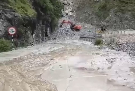 चमोली में भारी बारिश से बद्रीनाथ हाईवे बंद, सड़क खोलने का काम युद्ध स्तर पर जारी चमोली में भारी बारिश से बद्रीनाथ हाईवे बंद, सड़क खोलने का काम युद्ध स्तर पर जारी
