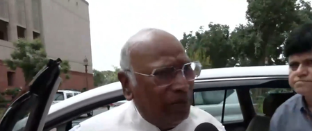 छात्रों को लेकर विपक्षी नेताओं ने सरकार पर निशाना साधा, खड़गे ने अनुराग ठाकुर को घेरा छात्रों को लेकर विपक्षी नेताओं ने सरकार पर निशाना साधा, खड़गे ने अनुराग ठाकुर को घेरा