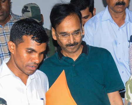 जमीन घोटाले में जेल में बंद झारखंड के निलंबित आईएएस विनय चौबे को सुप्रीम कोर्ट से मिली सशर्त जमानत जमीन घोटाले में जेल में बंद झारखंड के निलंबित आईएएस विनय चौबे को सुप्रीम कोर्ट से मिली सशर्त जमानत