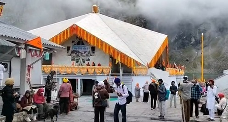 चमोली हेमकुंड साहिब गुरुद्वारा में श्रद्धालुओं की उमड़ी भीड़, आंकड़ा दो लाख के पार