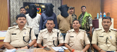 झारखंड के हजारीबाग में होटल से तीन हथियारबंद अपराधी गिरफ्तार, रिवॉल्वर और कारतूस बरामद झारखंड के हजारीबाग में होटल से तीन हथियारबंद अपराधी गिरफ्तार, रिवॉल्वर और कारतूस बरामद