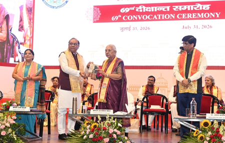 राज्यपाल की दो टूक छात्राओं से पिछड़ रहे छात्रों पर हो शोध, विश्वविद्यालय समाज की समस्याओं का भी खोजें समाधान राज्यपाल की दो टूक छात्राओं से पिछड़ रहे छात्रों पर हो शोध, विश्वविद्यालय समाज की समस्याओं का भी खोजें समाधान