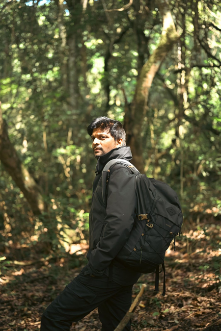 'Photographer' makers release lyrical video of intense track 'Maayangal Maayangal' from film!