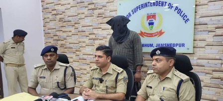 जमशेदपुरः शादी के दबाव से परेशान होकर महिला की हत्या कर नहर में फेंक दिया था शव, आरोपी गिरफ्तार जमशेदपुरः शादी के दबाव से परेशान होकर महिला की हत्या कर नहर में फेंक दिया था शव, आरोपी गिरफ्तार