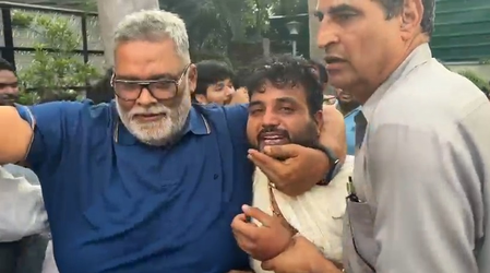 प्रेस कॉन्फ्रेंस के दौरान पप्पू यादव पर चप्पल से हमला, सांसद ने लगाया हत्या की साजिश का आरोप प्रेस कॉन्फ्रेंस के दौरान पप्पू यादव पर चप्पल से हमला, सांसद ने लगाया हत्या की साजिश का आरोप