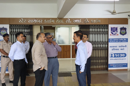 गुजरात डीजीपी ने की साइबर अपराध नियंत्रण व्यवस्था की समीक्षा, शिकायतों पर तेज कार्रवाई के निर्देश गुजरात डीजीपी ने की साइबर अपराध नियंत्रण व्यवस्था की समीक्षा, शिकायतों पर तेज कार्रवाई के निर्देश