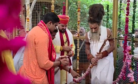वृंदावन बृजभूषण शरण सिंह ने लिया रितेश्वर महाराज का आशीर्वाद, कहा- गुरु का दर्शन करने आया हूं वृंदावन बृजभूषण शरण सिंह ने लिया रितेश्वर महाराज का आशीर्वाद, कहा- गुरु का दर्शन करने आया हूं