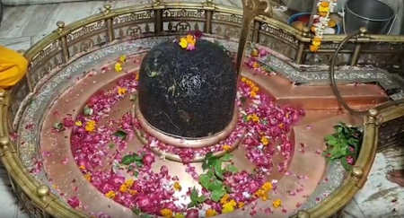 महाकाल के गर्भगृह में प्रवेश न हो तो जाएं जूना महाकाल, खुद करें जलाभिषेक आकाश रावल महाकाल के गर्भगृह में प्रवेश न हो तो जाएं जूना महाकाल, खुद करें जलाभिषेक आकाश रावल