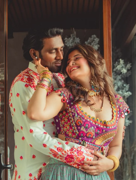 आरती सिंह ने पति के साथ मनाया पहली मुलाकात का जश्न, लिखा-तुम मेरी ब्लेसिंग हो आरती सिंह ने पति के साथ मनाया पहली मुलाकात का जश्न, लिखा-तुम मेरी ब्लेसिंग हो