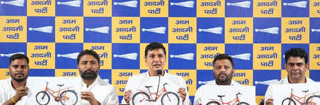 दिल्ली में छात्राओं को बांटी गई साइकिलों पर सियासत तेज, आप ने 90 करोड़ रुपए के घोटाले का लगाया आरोप दिल्ली में छात्राओं को बांटी गई साइकिलों पर सियासत तेज, आप ने 90 करोड़ रुपए के घोटाले का लगाया आरोप