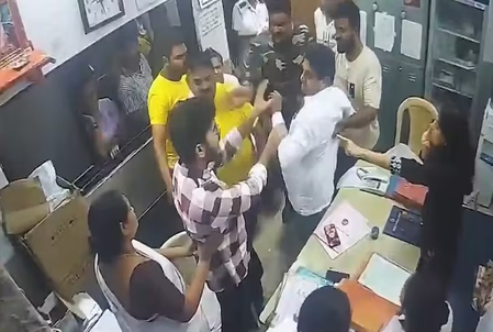 बॉम्बे हाईकोर्ट ने डॉक्टर से मारपीट मामले में रमेश म्हात्रे और अन्य आरोपियों को दी जमानत बॉम्बे हाईकोर्ट ने डॉक्टर से मारपीट मामले में रमेश म्हात्रे और अन्य आरोपियों को दी जमानत