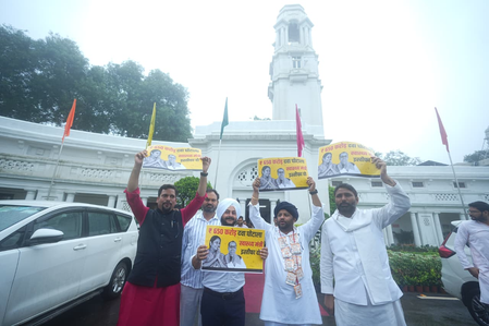 दिल्ली विधानसभा परिसर में दवा घोटाले को लेकर ‘आप’ का प्रदर्शन, स्वास्थ्य मंत्री के इस्तीफे की मांग दिल्ली विधानसभा परिसर में दवा घोटाले को लेकर ‘आप’ का प्रदर्शन, स्वास्थ्य मंत्री के इस्तीफे की मांग