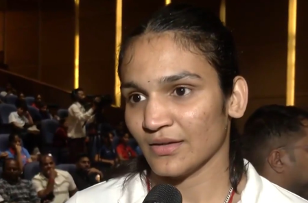 सरकार हमारा सहयोग कर रही, कॉमनवेल्थ गेम्स में स्वर्ण जीतने वाली मुक्केबाज अरुंधति चौधरी अपने स्वागत से खुश हैं सरकार हमारा सहयोग कर रही, कॉमनवेल्थ गेम्स में स्वर्ण जीतने वाली मुक्केबाज अरुंधति चौधरी अपने स्वागत से खुश हैं