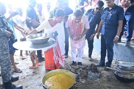 असम सीएम ने बाढ़ प्रभावित दरांग का दौरा किया और टूटे हुए तटबंधों को फिर से बनाने का आदेश दिया असम सीएम ने बाढ़ प्रभावित दरांग का दौरा किया और टूटे हुए तटबंधों को फिर से बनाने का आदेश दिया