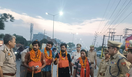 कांवड़ यात्रा को लेकर पुलिस ने बढ़ाई सतर्कता, सेंट्रल नोएडा में मार्गों और शिविरों का किया निरीक्षण कांवड़ यात्रा को लेकर पुलिस ने बढ़ाई सतर्कता, सेंट्रल नोएडा में मार्गों और शिविरों का किया निरीक्षण