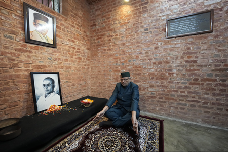 उपराष्ट्रपति सीपी राधाकृष्णन ने सेल्युलर जेल में स्वतंत्रता सेनानियों को दी श्रद्धांजलि, वीर सावरकर की कोठरी का भी किया दौरा उपराष्ट्रपति सीपी राधाकृष्णन ने सेल्युलर जेल में स्वतंत्रता सेनानियों को दी श्रद्धांजलि, वीर सावरकर की कोठरी का भी किया दौरा
