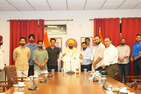 पंजाब में खेली जाएगी आईपीएल जैसी टी20 लीग, नीलामी में उतरेंगे 450 से ज्यादा खिलाड़ी पंजाब में खेली जाएगी आईपीएल जैसी टी20 लीग, नीलामी में उतरेंगे 450 से ज्यादा खिलाड़ी