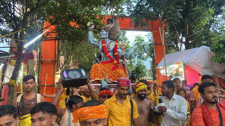 बिहार श्रावणी मेले में 51 फीट की कांवड़ से लेकर भोलेनाथ की विशाल प्रतिमा तक बनी आकर्षण का केंद्र बिहार श्रावणी मेले में 51 फीट की कांवड़ से लेकर भोलेनाथ की विशाल प्रतिमा तक बनी आकर्षण का केंद्र
