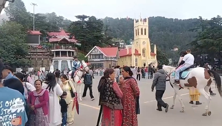 दिल्ली की गर्मी से बचने शिमला पहुंचे पर्यटक, सुहावने मौसम और वीकेंड का ले रहे आनंद दिल्ली की गर्मी से बचने शिमला पहुंचे पर्यटक, सुहावने मौसम और वीकेंड का ले रहे आनंद