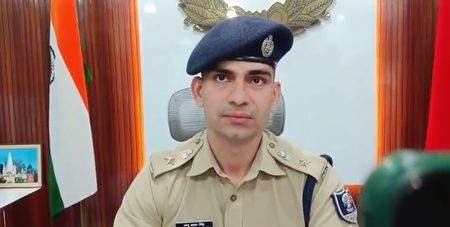 बिहार फर्जी आईएएस बनकर ठगी और दबंगई करने वाला युवक गिरफ्तार, टेस्ला-टाटा सफारी समेत विदेशी शराब बरामद बिहार फर्जी आईएएस बनकर ठगी और दबंगई करने वाला युवक गिरफ्तार, टेस्ला-टाटा सफारी समेत विदेशी शराब बरामद