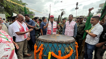 रांची में आदिवासी महोत्सव का आगाज, 10 हजार कलाकारों ने निकाली शोभायात्रा रांची में आदिवासी महोत्सव का आगाज, 10 हजार कलाकारों ने निकाली शोभायात्रा