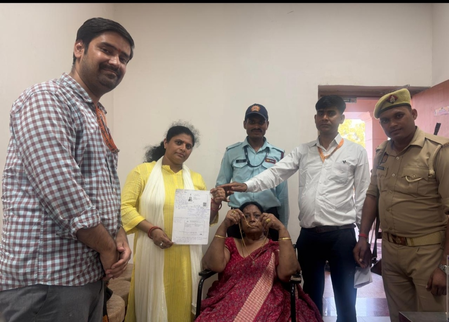 अयोध्या में ‘चढ़ावा चोरी’ के बीच सामने आई ईमानदारी की मिसाल, 20 लाख की हीरे जड़ित चेन लौटाई अयोध्या में ‘चढ़ावा चोरी’ के बीच सामने आई ईमानदारी की मिसाल, 20 लाख की हीरे जड़ित चेन लौटाई