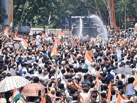 झारखंड आठ बैरिकेडिंग तोड़ विधानसभा के करीब पहुंचे छात्र, पुलिस ने चलाया वाटर कैनन तो करने लगे रेन डांस