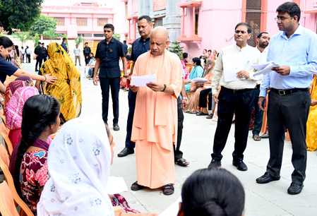 जनता दर्शन में सीएम योगी ने सुनी समस्याएं, बोले-घबराइए मत, कराएंगे हर परेशानी का समाधान जनता दर्शन में सीएम योगी ने सुनी समस्याएं, बोले-घबराइए मत, कराएंगे हर परेशानी का समाधान
