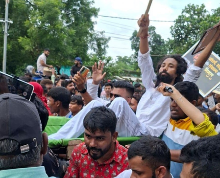 झारखंड टूटते रहे बैरिकेड, अनशनकारी देवेंद्र को कंधों पर लेकर विधानसभा के करीब पहुंचे छात्र, आंदोलन में पहुंचे विधायक जयराम झारखंड टूटते रहे बैरिकेड, अनशनकारी देवेंद्र को कंधों पर लेकर विधानसभा के करीब पहुंचे छात्र, आंदोलन में पहुंचे विधायक जयराम
