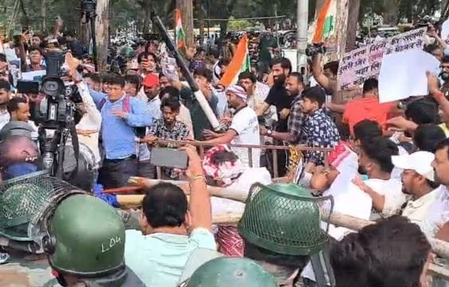 रांचीः पुलिसकर्मी और छात्र भिड़े, पथराव और लाठीचार्ज, विधानसभा के मुहाने तक पहुंचे हजारों आंदोलनकारी रांचीः पुलिसकर्मी और छात्र भिड़े, पथराव और लाठीचार्ज, विधानसभा के मुहाने तक पहुंचे हजारों आंदोलनकारी